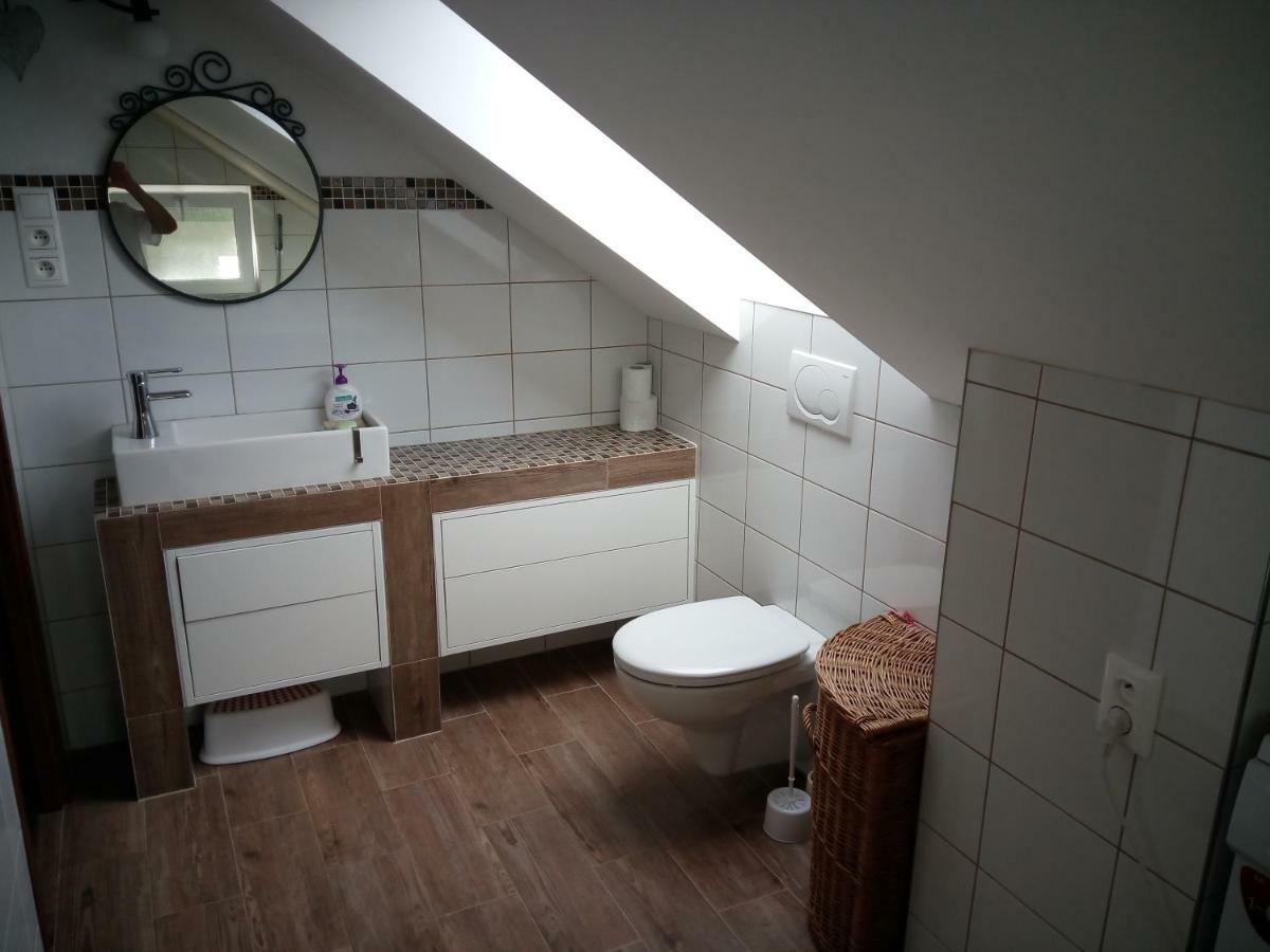 Walnut Apartment With Sauna And Pond Топольчани Екстер'єр фото