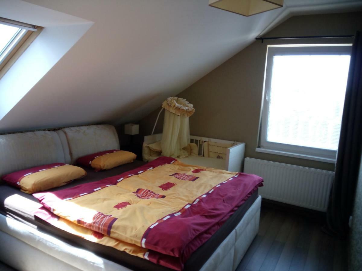 Walnut Apartment With Sauna And Pond Топольчани Екстер'єр фото