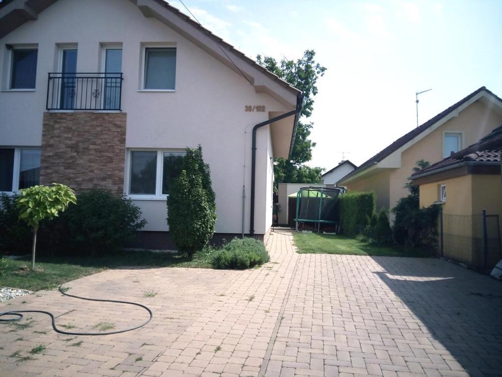 Walnut Apartment With Sauna And Pond Топольчани Екстер'єр фото