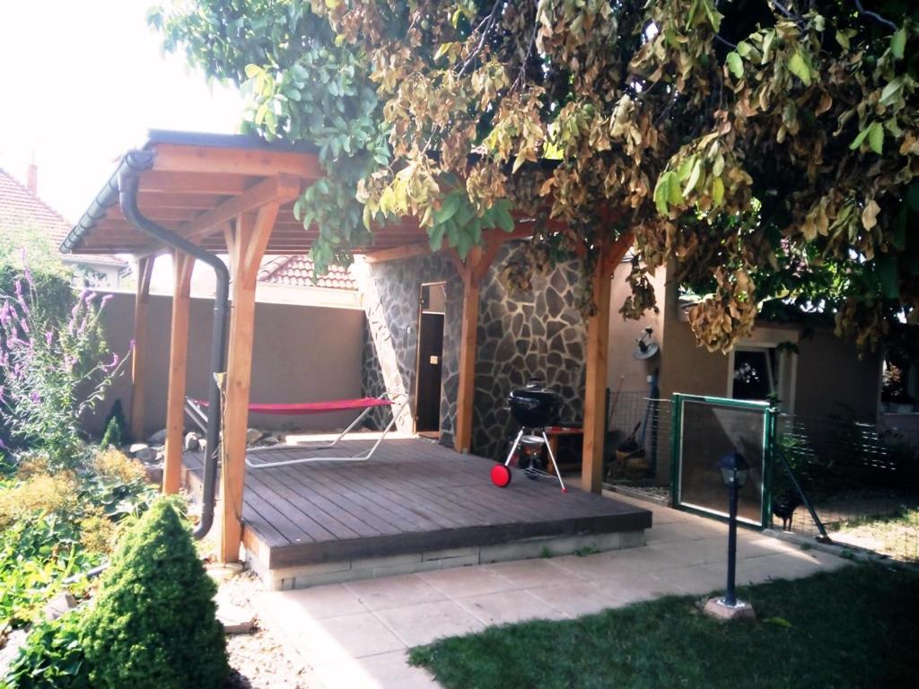 Walnut Apartment With Sauna And Pond Топольчани Екстер'єр фото